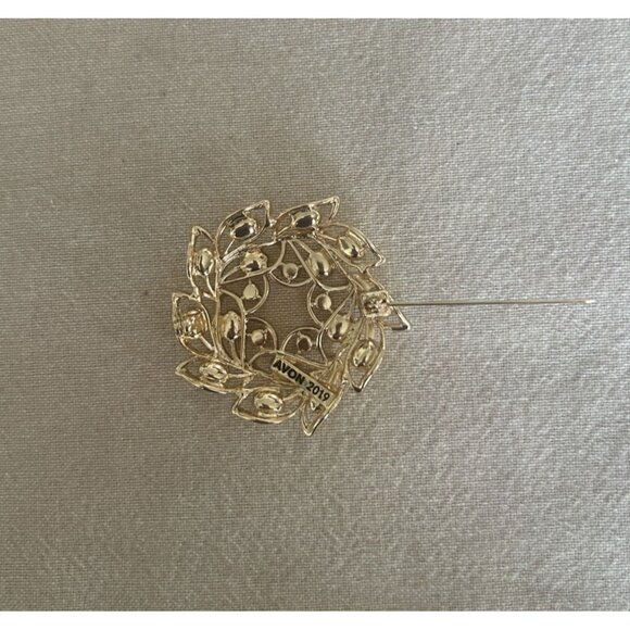Avon 2019 Gold Tone Leaf Wreath Brooch With Green & Clear Rhinestones - Picture 2 of 4